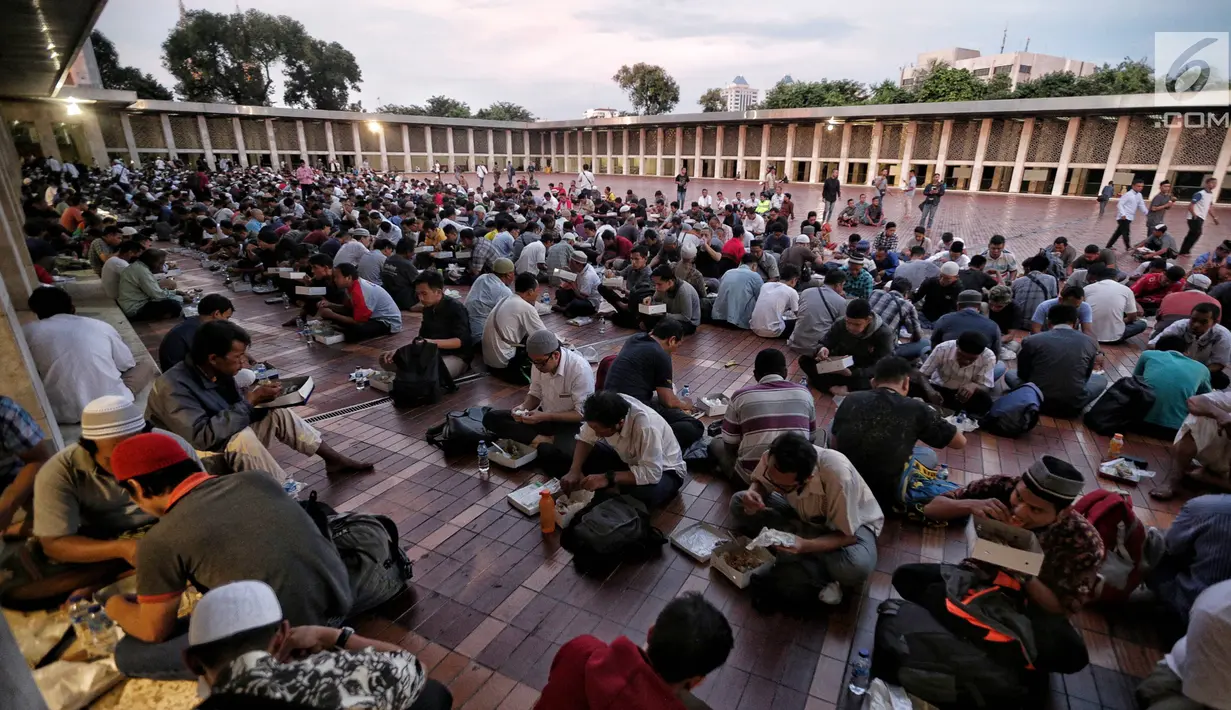 Umat muslim buka puasa bersama di Masjid Istiqlal, Jakarta, Senin (6/5/2019). Pengurus Masjid Istiqlal menyiapkan 3.500 nasi  kotak setiap harinya selama Ramadan. (Liputan6.com/Faizal Fanani)