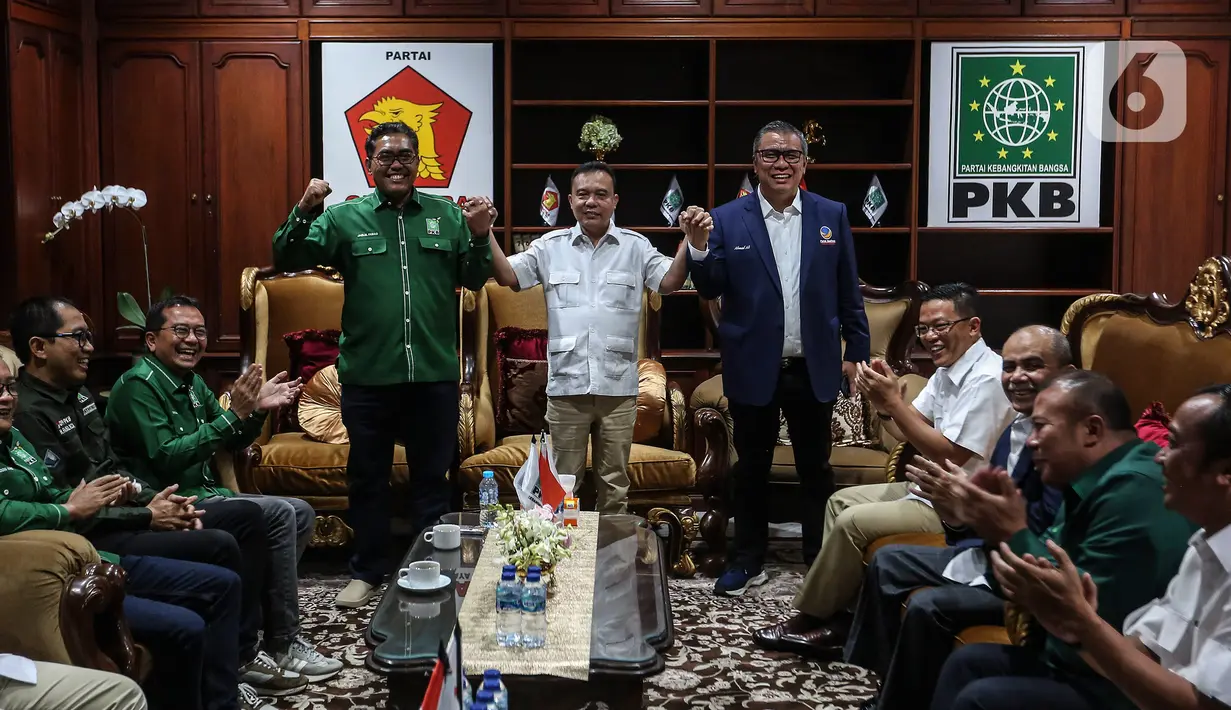 Ketua Harian DPP Partai Gerindra Sufmi Dasco Ahmad (tengah), Wakil Ketua Umum PKB Jazilul Fawaid (kiri), Wakil Ketua Umum Partai Nasdem Ahmad Ali berpegangan tangan saat melakukan pertemuan di Sekretariat Bersama Gerindra-PKB, Jakarta, Kamis (26/1/2023). Pertemuan petinggi Gerindra-PKB-Nasdem tersebut untuk bersilahturahmi antarpartai politik jelang Pemilu 2024 sekaligus membahas koalisi perubahan Indonesia Raya yang diharapkan memberi dampak positif agar persatuan dapat terjaga. (Liputan6.com/Johan Tallo)
