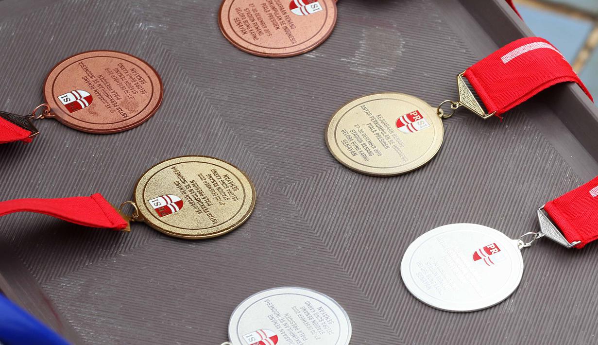 Medali yang diterima pemenang pada Kejuaraan Renang Antar Perkumpulan Seluruh Indonesia di Senayan, Jakarta, Minggu (27/12/2015). (Bola.com/Nicklas Hanoatubun)