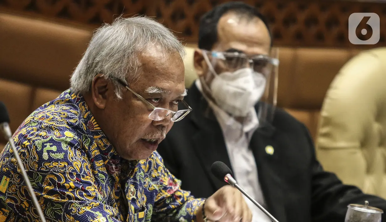 Menteri PUPR Basuki Hadimuljono saat rapat kerja dengan Komisi V DPR di Kompleks Parlemen Senayan, Jakarta, Rabu (15/7). Rapat membahas Laporan Hasil Pembahasan BPK Semester I dan II/2019. (Liputan6.com/Johan Tallo)