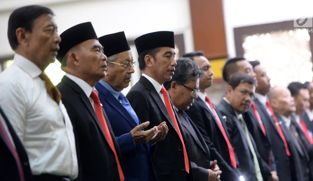 Presiden Jokowi dan PM Malaysia Mahathir Mohamad melakukan salat Jumat bersama di Masjid Jami' Baitussalam, Istana Bogor, Jawa Barat, Jumat (29/6). Kunjungannya ke Indonesia adalah yang pertama kalinya usai terpilih kembali. (Liputan6.com/Pool/Wihdan)