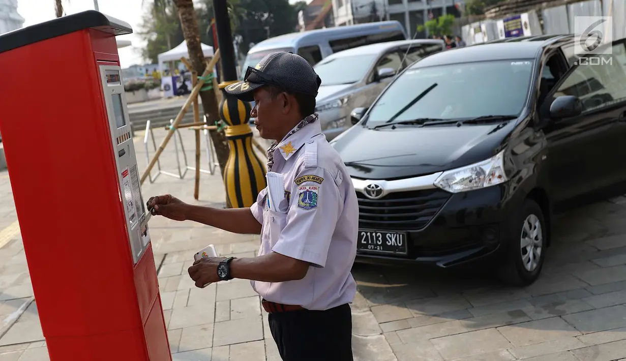 Petugas mengoperasikan mesin parkir meter di kawasan Kota Tua, Jakarta, Rabu (18/7). Sebanyak 13 Terminal Parkir Elektronik (TPE) dipasang di kawasan tersebut guna mengantisipasi membludaknya kendaraan yang parkir. (Liputan6.com/Immanuel Antonius)