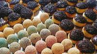 Camilan ini nikmati dinikmati bersama teh atau kopi, bisa juga jadi hantaran untuk acara keluarga. Warna rainbow-nya jelas memikat ya/manisdansedap.com.