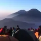 Gunung Prau Menyajikan pemandangan alam yang memukau.