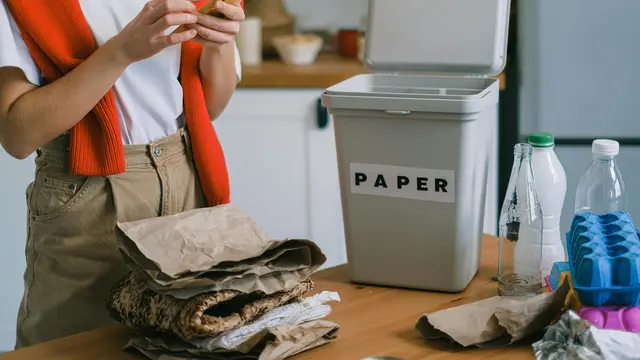 Memilah Sampah Basah dan Kering