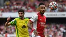 Penyerang sekaligus kapten Arsenal, Pierre-Emerick Aubameyang (kanan) tercatat mendapatkan gaji sebesar 350 ribu Pounds per pekan atau setara Rp6,6 miliar per minggunya. (AFP/Daniel Leal)