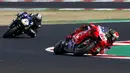 Pembalap MotoGP Francesco Bagnaia melintasi tikungan diikuti Maverick Vinales pada pertandingan MotoGP Emilia Romagna 2020 di Sirkuit Misano, Misano Adriatico, Italia, Minggu (20/9/2020). Maverick Vinales keluar sebagai juara disusul Joan Mir dan Pol Espargaro. (AP Photo/Antonio Calanni)