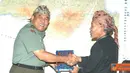 Citizen6, Bandung: Kasdam III / Siliwangi Brijen TNI Sudirman Kadir menerima audiensi Pengurus Paguyuban Pasundan, Cabang Kabupaten Cianjur, di Ruang Bina Yudha Makodam III / Siliwangi, Jalan Aceh 69 Bandung, Kamis (5/7). (Pengirim: Kodam3 Pendam).