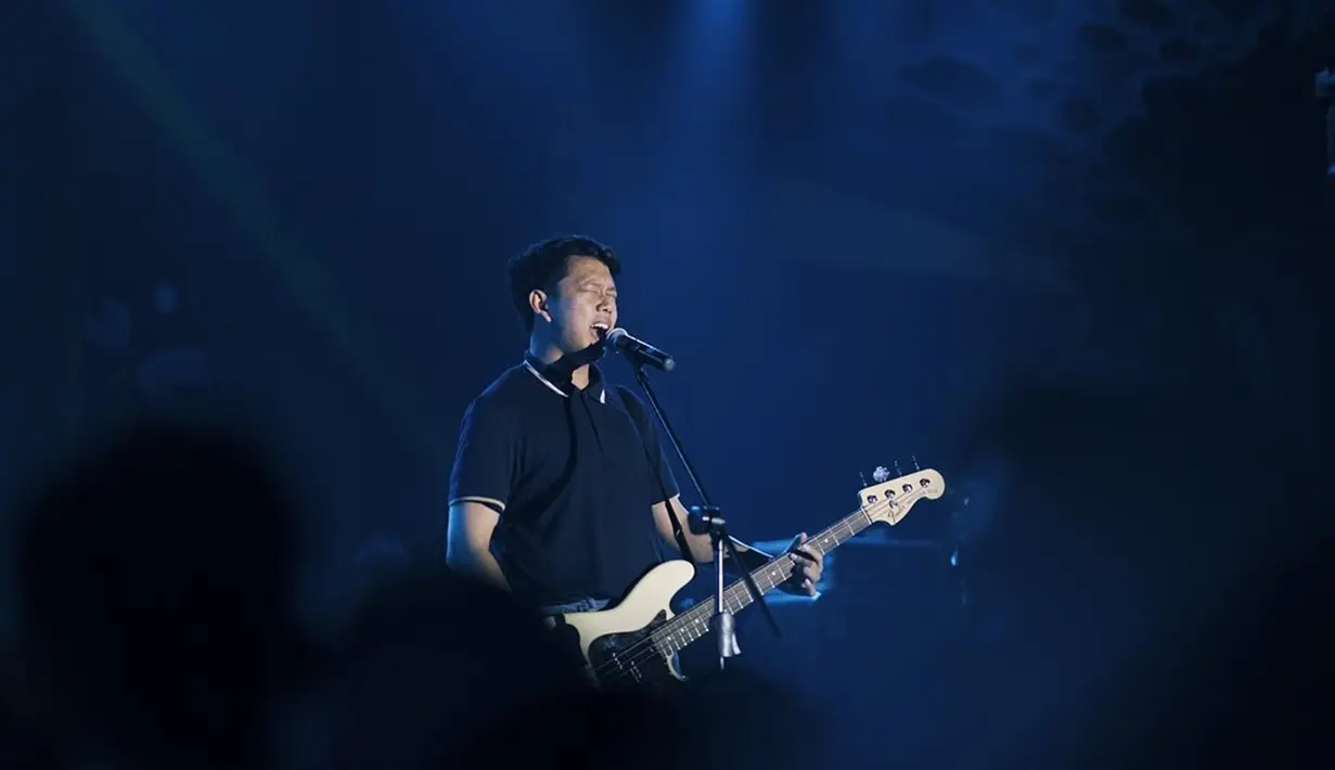 Band di dalam film Yowis Ben tak hanya tampil di film saja. Band tersebut di kehidupan nyata juga tampil di berbagai kota. (Liputan6.com/IG/@moektito)