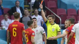 Situasi Wales semakin memburuk ketika Harry Wilson diberi kartu merah ketika Denmark sudah unggul di menit akhir pertandingan. Akibatnya Wales dipermalukan dengan skor telak 4-0 di laga 16 besar Euro 2020 yang berlangsung di Stadion Johan Cruyff ArenA itu. (Foto: AP/Pool/Peter Dejong)