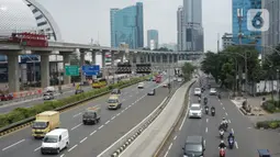 Kendaraan melintasi jalan tol dalam kota dan Jalan Gatot Soebroto, Jakarta, Selasa (21/4/2020). Adanya penerapan Pembatasan Sosial Berskala Besar (PSBB) membuat volume arus lalu lintas Ibu Kota relatif berkurang, meskipun masih ditemukan kemacetan di sejumlah titik. (Liputan6.com/Immanuel Antonius)