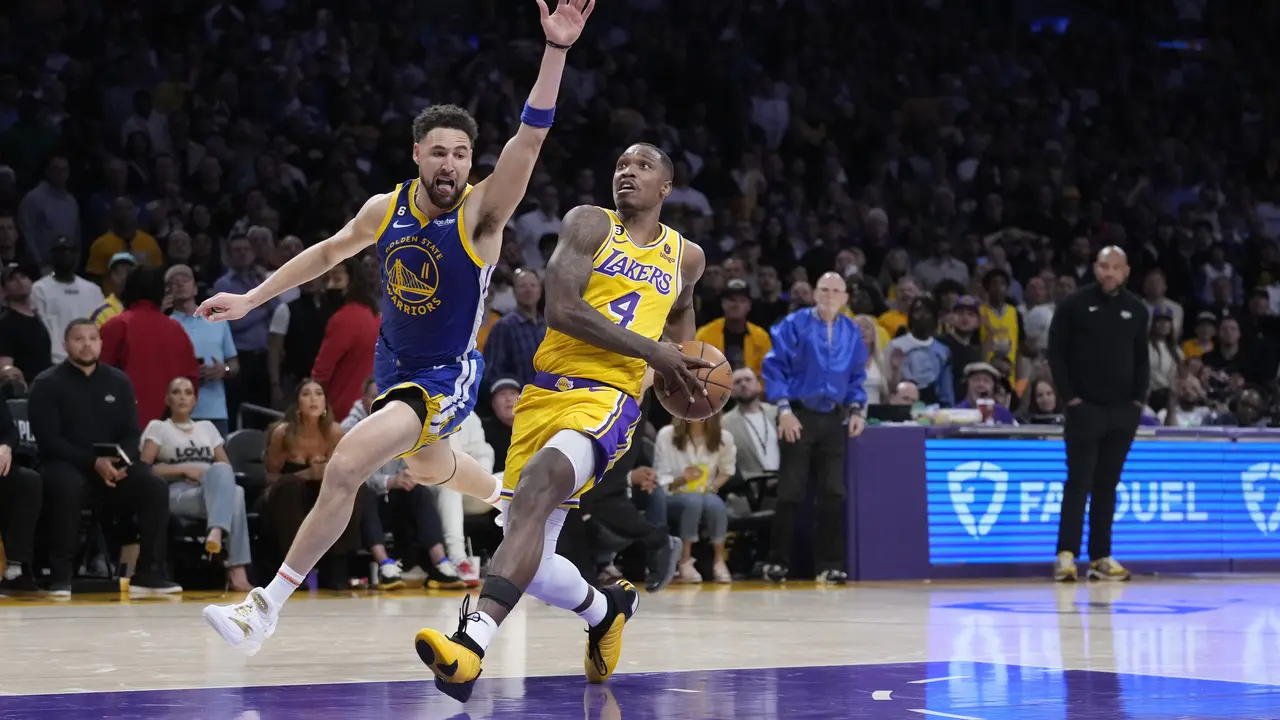 Aksi pemain Lakers Lonnie Walker IV menghancurkan Warriors di game keempat semifinal Wilayah Barat NBA