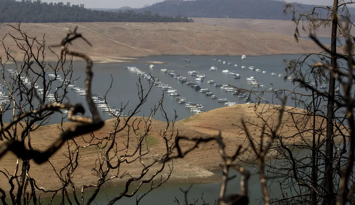 Ketinggian air Danau Oroville masih rendah akibat kondisi kekeringan yang terus berlanjut di Butte County, California, Minggu (228/2021). Kekeringan ekstrem di California telah membuat ketinggian air di danau tersebut terus menurun. (AP Photo/Ethan Swope)