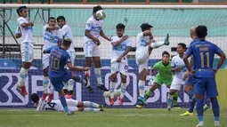 Penyerang PSIS Semarang, Jonathan Eduardo Zorilla (10) melakukan tendangan bebas ke gawang Persela Lamongan dalam laga pekan pertama BRI Liga 1 2021/2022 di Stadion Wibawa Mukti, Cikarang, Sabtu (04/09/2021). (Bola.com/Bagaskara Lazuardi)