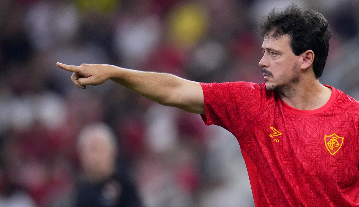Pelatih Fluminense, Fernando Diniz Silva memberi instruksi kepada pemainnya saat menghadapi Al Ahly pada laga semifinal Piala Dunia Klub 2023 di King Abdullah Sports City Stadium, Arab Saudi, Selasa (19/12/2023) dini hari WIB. (AP Photo/Manu Fernandez)