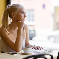 Jangan khawatir kalau badanmu akan 'mengembang' ketika tiap hari nongkrong di kedai kopi.