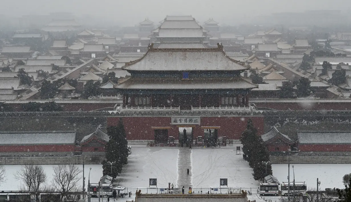 Pemandangan umum menunjukkan Kota Terlarang di Beijing pada hari bersalju di Taman Jingshan pada 20 Januari 2022. Ibu Kota China diselimuti salju pada Kamis, saat hitungan mundur menuju dua minggu Olimpiade Musim Dingin Beijing 2022 dimulai. (Jade Gao / AFP)