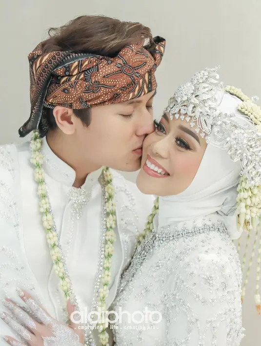 Mengunggah tiga foto termasuk mengecup pipi istri, Rizky Billar menulis pesan terbuka yang menyebut hati Lesti Kejora kini menjadi tempatnya berteduh. “Kejoraku yang kini menjadi istriku. Sekian lama aku telah mendayuh. Lelah, gundah, gemuruh. Namun pada akhirnya inshaallah hatimulah yang jadi pelabuhan terakhir bagiku,dan tempat untuk-ku berteduh,” tulisnya. (Foto: Dok. Instagram @rizkybillar)
