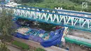Suasana dari ketinggian konstruksi tiang beton Light Rail Transit (LRT) yang roboh di Kayu Putih, Jakarta Timur, Senin (22/1). Belum diketahui penyebab ambruknya span P28-P29 Proyek LRT yang terjadi pada dini hari tersebut. (Liputan6.com/Arya Manggala)