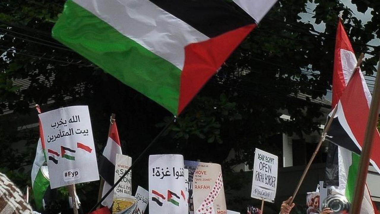 Bendera Indonesia dan Palestinia berkibar selama aksi bela Palestina di depan Kedutaan Besar Mesir, Jakarta, Senin (4/3/2024). Foto merdeka.com / Imam Buhori