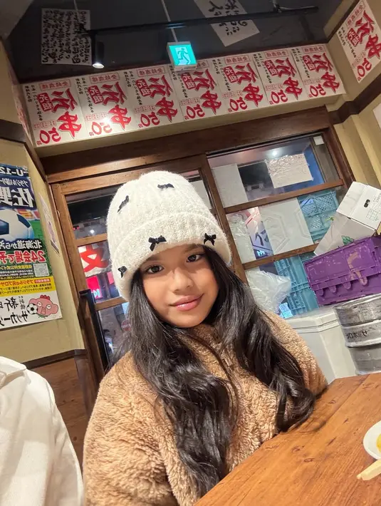 Dalam foto close up, terlihat wajah cantik Abigail dengan senyum tipis dan rambut ikal yang tergerai [@ririnekawati]