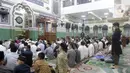 <p>Umat Muslim Sholat Tarawih di Masjid Agung Al-Azhar, Jakarta, Jumat (1/4/2022). Masjid Al-Azhar memulai Sholat Tarawih, Jumat malam (1/4), sesuai perhitungan wujudul hilal Majelis Tarjih dan Tajdid PP Muhammadiyah yang menetapkan awal Ramadhan 2 April 2022. (Liputan6.com/Helmi Fithriansyah)</p>