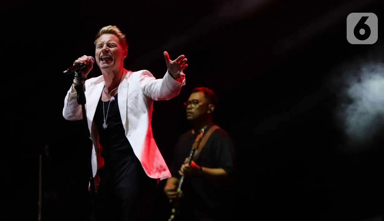 Penampilan penyanyi asal Irlandia, Ronan Keating pada acara The 90's Festival di Gambir Expo Kemayoran, Jakarta, Sabtu (10/8/2024). (Liputan6.com/Herman Zakharia)