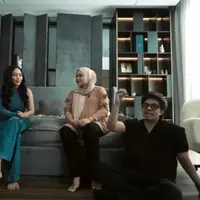 Rachel Vennya akhirnya menempati rumah yang baru saja selesai renovasi. Berikut rumah mewah yang ditempati bersama dua anaknya. Berikut potretnya yang diambil dari tangkapan layar kanal Youtube Atta Halilintar. [Youtube/AH]