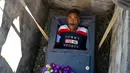 Divaldo Aguiar berbaring didalam peti matinya diturunkan ke dalam liang kubur saat festival Burial of Pachencho di Santiago de Las Vegas, Kuba (5/2). Asal nama “Pachencho” diambil dari judul kisah yang dimainkan teater setempat. (AP Photo/Ramon Espinosa)