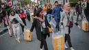 Peserta aksi yang tergabung dalam Mahasiswa dan Pemuda Relawan Cinta NKRI membagikan takjil ke anggota Polri yang bertugas di Gedung Bawaslu RI, Jakarta, Minggu (26/5). Aksi simpatik sebagai wujud apresiasi kepada anggota Polri-TNI yang menjaga keamanan aksi 22 Mei 2019. (Liputan6.com/Faizal Fanani)