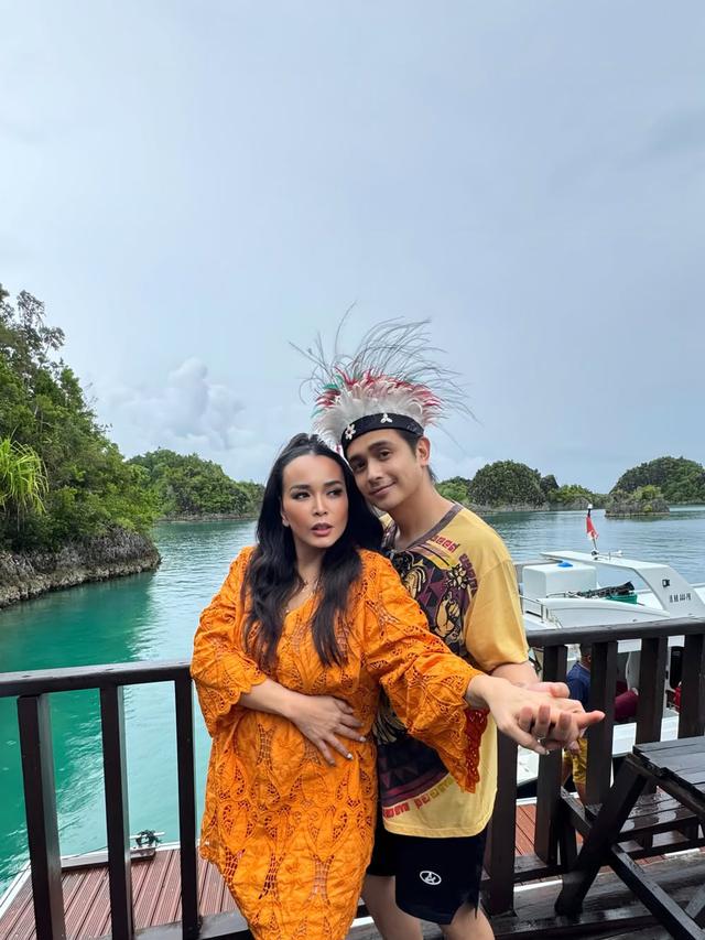 6 Potret Liburan Ajun Perwira dan Jennifer Jill di Raja Ampat, Tampil Mesra