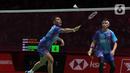 Pebulu tangkis ganda putra Indonesia Fajar Alfian/Muhammad Rian saat bertanding melawan pebulu tangkis ganda putra Taiwan Chang Ko Chi/Po Li Wei pada babak 16 besar turnamen Daihatsu Indonesia Masters 2023 di Istora Senayan, Jakarta, Kamis (26/1/2023). Fajar/Rian mengalahkan Chang Ko Chi/Po Li Wei dengan skor 13-21, 21-9, dan 21-14. (Liputan6.com/Herman Zakharia)