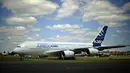 Pertama kali, Airbus A380 diperlihatkan kepada publik pada Januari 2005 lalu. Dan, melakukan penerbangan perdananya pada 27 April 2005 dari Blagnac Toulouse International Airport, Toulouse, Perancis. (AFP PHOTO/Carl Court)