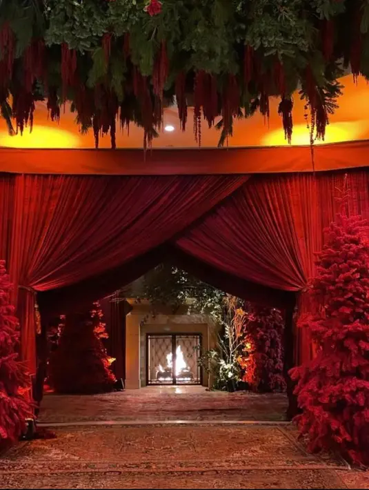 Digelar di rumah Kourtney Kardashian, pesta Natal keluarga Kardashian-Jenner itu digelar mewah dengan dekorasi yang didominasi warna merah.