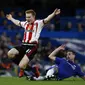 Pemain Sunderland, Duncan Watmore (kiri) ditackle oleh pemain Chelsea, Cesar Azpilicueta pada lanjutan Liga Premier Inggris antara Chelsea dan Sunderland di Stadion Stamford Bridge, London, Sabtu (19/12/2015).  (AFP Photo/Ian Kington)