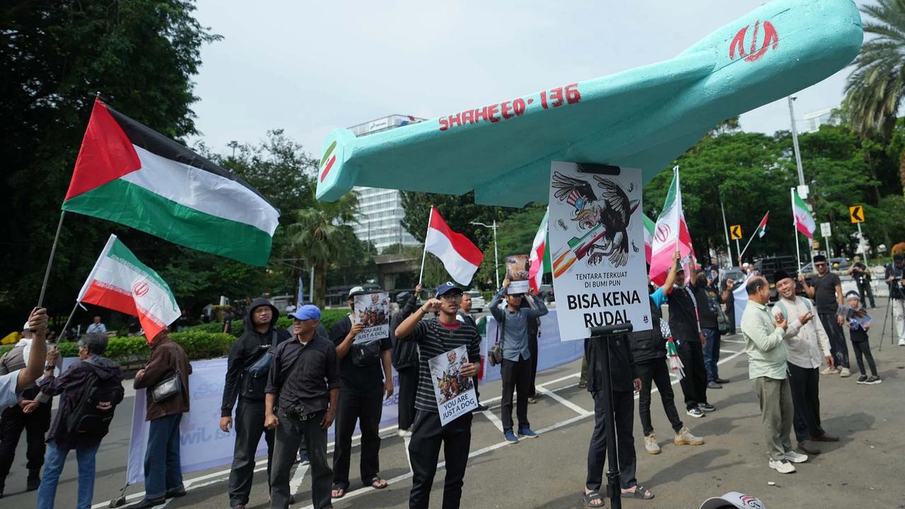 FOTO: Massa Aksi di Kedubes Amerika Serikat Mengecam Serangan ke Iran