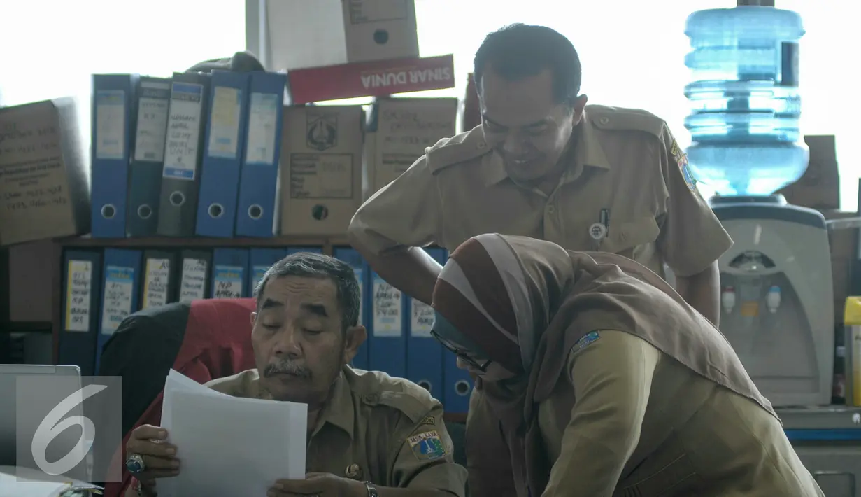 Sejumlah PNS tengah melakukan aktifitas kerja di ruangan, Jakarta, Senin (11/7). ‎Gubernur Basuki T Purnama mengancam akan memberikan sanksi pada PNS di lingkungan Pemprov DKI apabila tidak masuk usai libur lebaran. (Liputan6.com/Yoppy Renato)