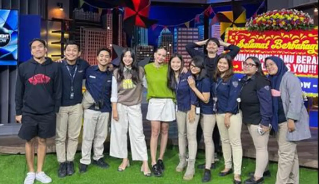 Meski jadi momen perpisahan, Enzy Storia tampil kenakan outfit cerah. [@enzystoria]