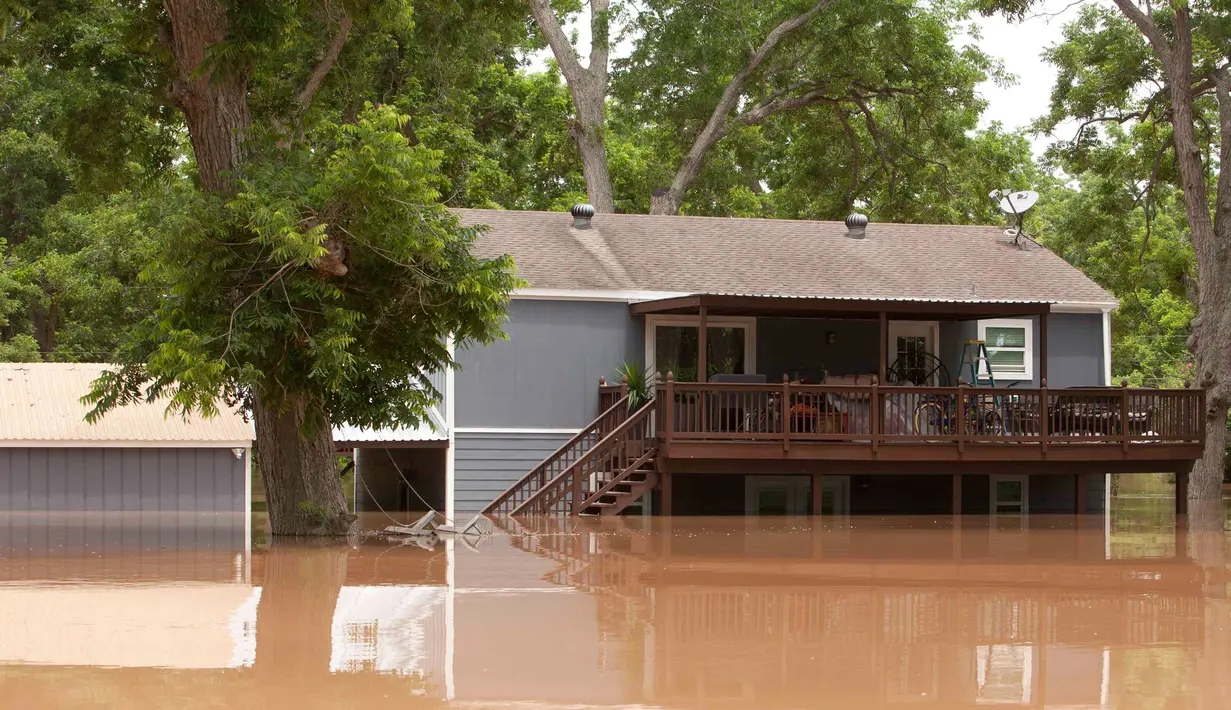 Banjir merendam ratusan rumah di Richmond, Texas, Selasa (31/5). Bencana banjir terjadi lantaran Sungai Brazos meluap akibat hujan deras yang mengguyur wilayah tersebut. (REUTERS/Daniel Kramer)