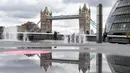 Orang-orang berjalan di depan Tower Bridge di London, Inggris, pada 6 Oktober 2020. Inggris melaporkan 14.542 kasus terkonfirmasi baru COVID-19, menambah total infeksi di negara itu menjadi 530.113, menurut data resmi yang dirilis pada Selasa (6/10). (Xinhua/Han Yan)