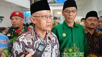 Ketua PP Muhammadiyah Haedar Nashir saat diwawancarai wartawan usai meresemikan Gedung Jenderal Sudirman milik Universitas Kalimantan Timur (UMKT) di Samarinda, Rabu (17/5/2023).