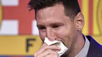 Lionel Messi tak kuasa membendung air mata ketika melakukan konferensi pers atas perpisahannya dengan Barcelona pada Minggu (08/08/2021) sore WIB. (Foto: AFP/Pau Barrena)