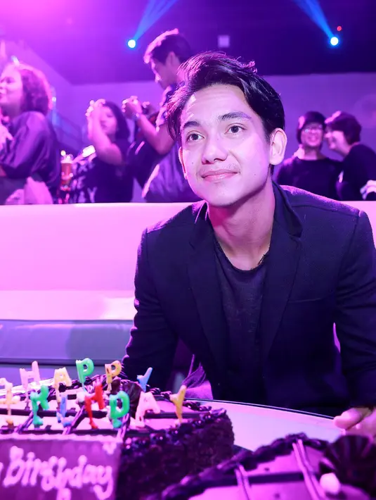 Ketika disinggung mengenai criteria wanita idaman, Adipati Dolken mengatakan wanita yang akan mendampingi hidupnya kelak adalah yang dianggapnya nyaman dan nyambung diajak ngobrol. (Galih W. Satria/Bintang.com)