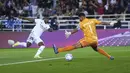 Pemain Real Madrid, Vinicius Junior, mencetak gol ke gawang Al Hilal pada laga final Piala Dunia Antarklub 2023 di Stadion Prince Moulay Abdellah, Rabat, Maroko, Sabtu (11/2/2023). Los Blancos meraih kemenangan 5-3 atas klub Arab Saudi, Al Hilal. (AP Photo/Manu Fernandez)