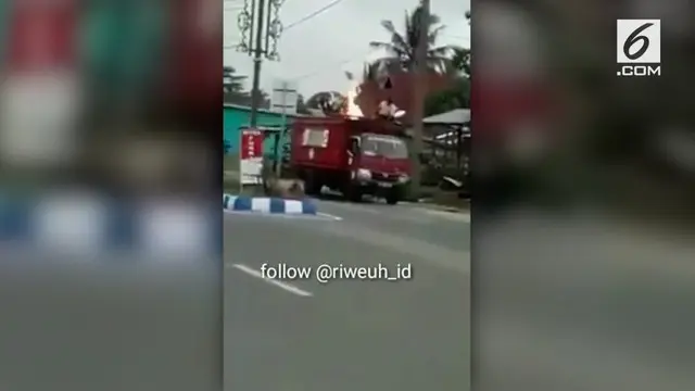 Aksi heroik ditunjukkan seorang sopir truk. Ia dengan berani membuang tabung gas yang sedang terbakar.