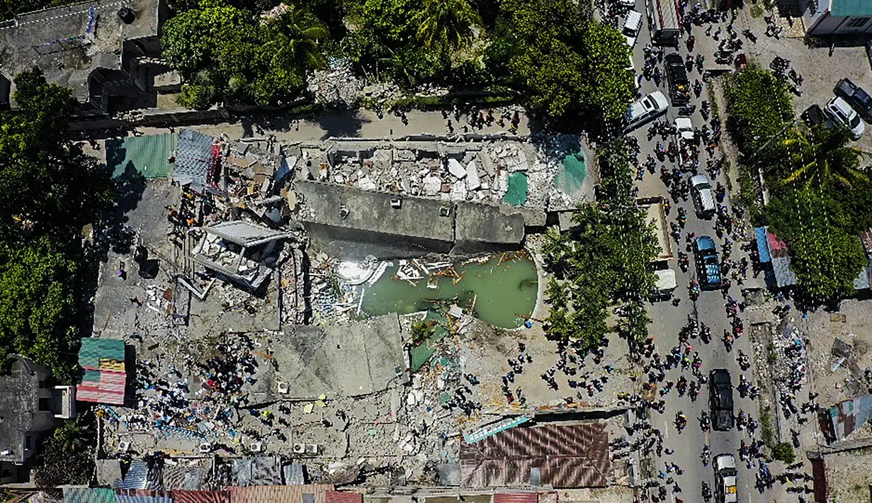 Pemandangan udara Hotel Le Manguier yang hancur akibat gempa bumi, di Les Cayes, Haiti, , Sabtu (14/8/2021). Wilayah Negara Haiti diguncang gempa berkekuatan magnitudo 7,1 pada Sabtu, 14 Agustus 2021 pukul 08.29.10 waktu setempat yang menewaskan lebih dari 300 jiwa. (AP Photo/Ralph Tedy Erol)