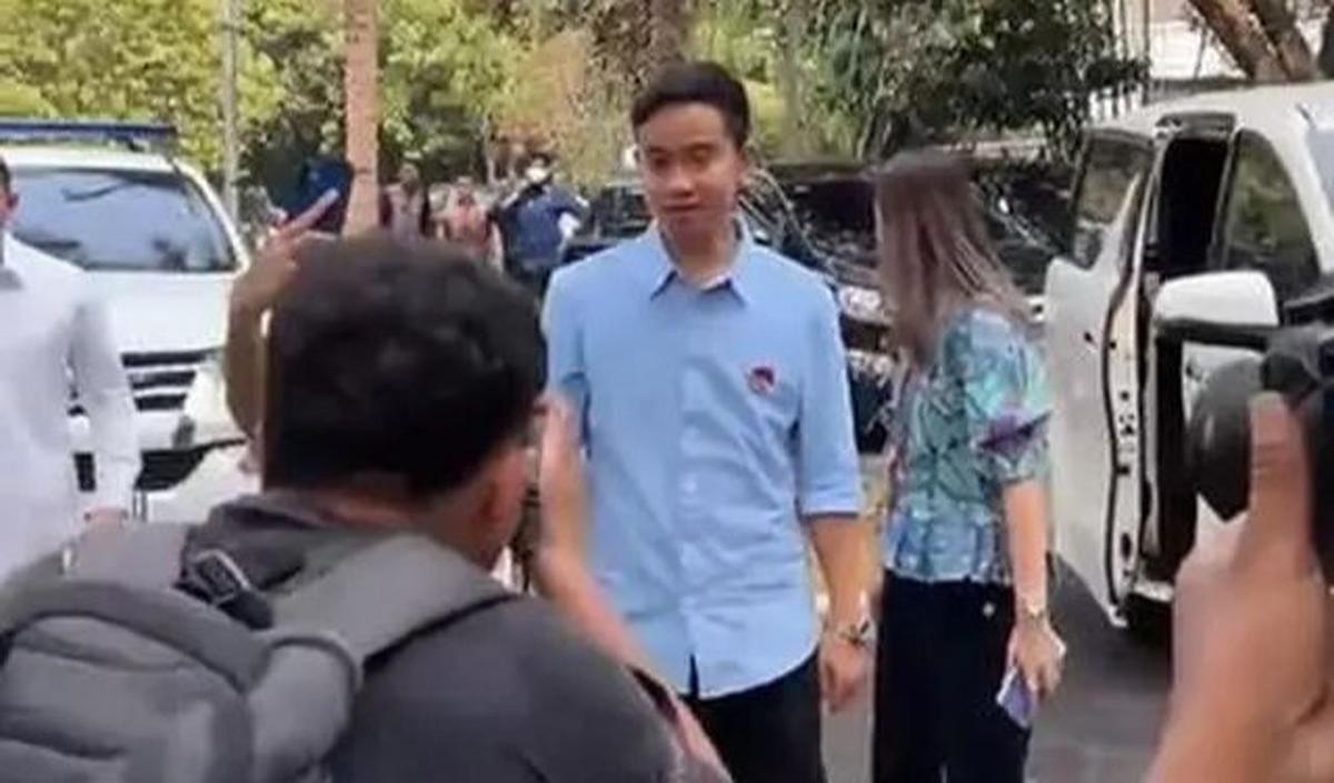 Serasi dalam Atasan Biru dan Bawahan Hitam