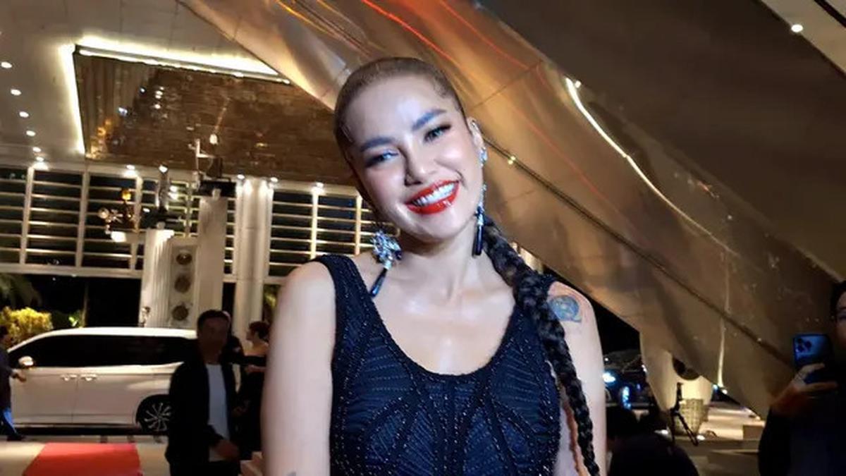 Olla Ramlan Datang Sendirian ke Resepsi Luna Mayadan Maxime Bouttier, Tampil Merah Merona