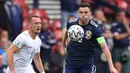 Andrew Robertson. Bek kiri Skotlandia berusia 27 tahun ini telah 4 musim berseragam Liverpool. Mempunyai jiwa kepemimpinan yang diadaptasinya dari Timnas Skotlandia, dimana sejak 2018 lalu ia telah ditunjuk menjadi kapten Timnas Skotlandia, termasuk Euro 2020 lalu. (Foto: AFP/Pool/Lee Smith)