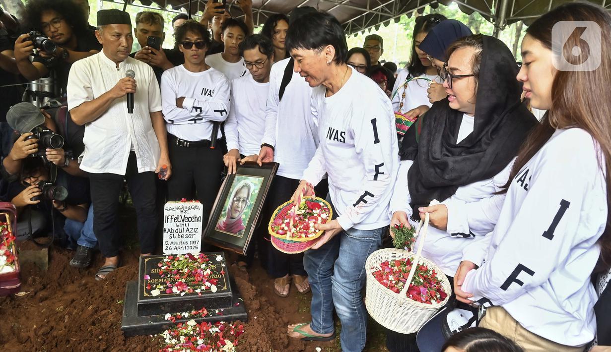 Bunda Iffet juga menjadi pengayom bagi personel grup band Slank sejak formasi awal hingga saat ini. (Liputan6.com/Angga Yuniar)